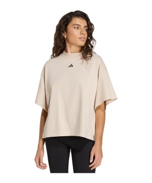 adidas-3-stripes-studio-t-shirt-damen-beige-ku6079-lifestyle_front.png