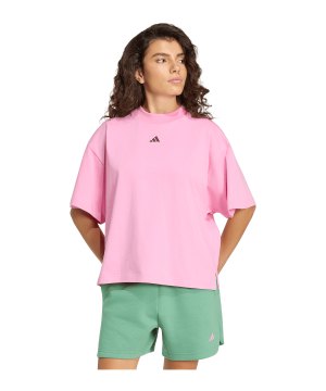 adidas-3-stripes-studio-t-shirt-damen-pink-hz0859-lifestyle_front.png