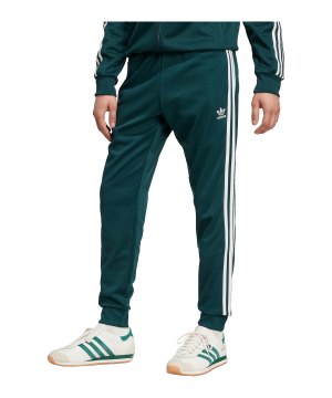 adidas-adicolor-classics-track-hose-gruen-jy1288-lifestyle_front.png