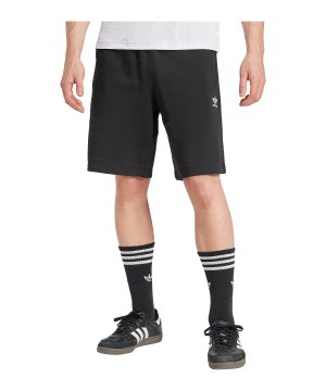 adidas-originals-essential-short-schwarz-iy8520-lifestyle_front.png