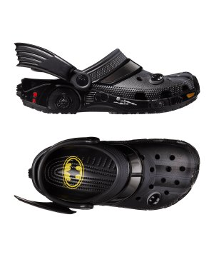 crocs-batman-batmobile-clog-badelatsche-f001-210219-lifestyle_gallery.png