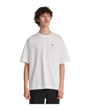 hummel-loose-bee-s-s-t-shirt-weiss-f9001-230780-lifestyle_front.png