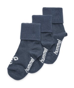 hummel-sora-3-pack-socken-kids-blau-f7429-207549-lifestyle_front.png