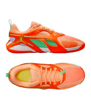 jordan-heir-sneaker-orange-f800-fq3858-lifestyle_gallery.png