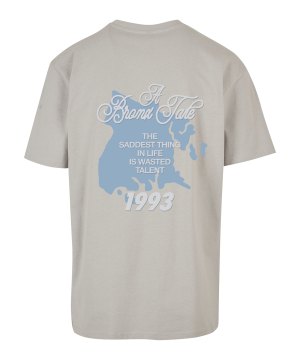 mister-tee-bronx-tale-oversized-t-shirt-grau-mt2102-02946-lifestyle_front.png