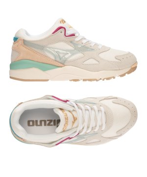 mizuno-sky-medal-s-beige-orange-f23-d1ga2010-lifestyle_gallery.png