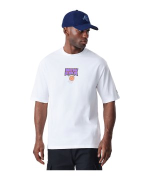 new-era-location-oversized-t-shirt-weiss-f100-60758736-lifestyle_front.png