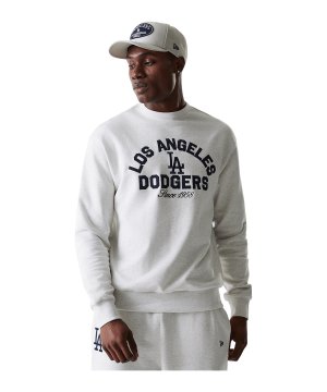 new-era-mlb-heritage-oversized-crew-la-dodgers-f50-60684324-lifestyle_front.png