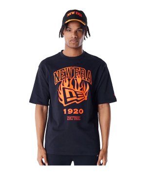 new-era-ne-flag-flame-oversized-t-shirt-schwarz-60564870-lifestyle_front.png