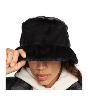 nike-apex-bucket-swoosh-jacke-schwarz-f010-hf7194-lifestyle_front.png
