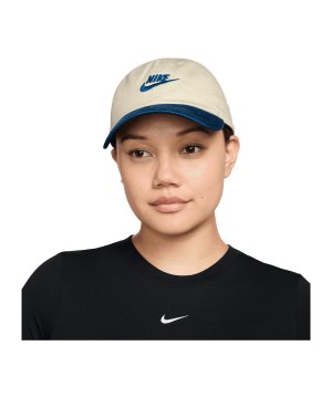 nike-club-cap-gruen-f230-fb5368-lifestyle_front.png