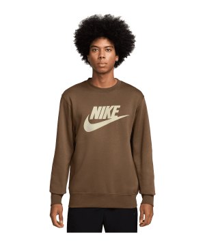 nike-club-sweatshirt-braun-f235-fn3890-lifestyle_front.png