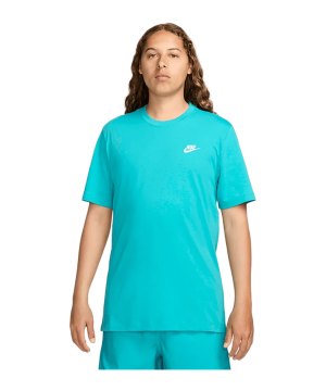 nike-club-t-shirt-gruen-f345-ar4997-lifestyle_front.png