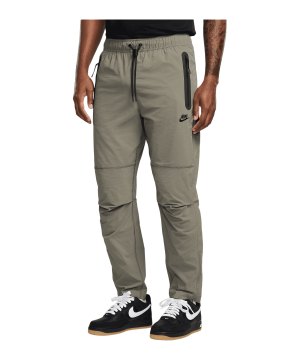nike-dri-fit-tech-woven-hose-silber-f328-hm8241-lifestyle_front.png