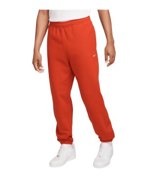 nike-fleece-solo-swoosh-jogginghose-rot-f626-dx1364-lifestyle_front.png