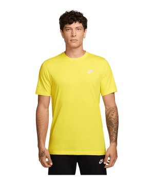 nike-nsw-club-t-shirt-gelb-f704-ar4997-lifestyle_front.png