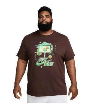 nike-off-court-basketball-t-shirt-braun-f227-fv8410-indoor_front.png