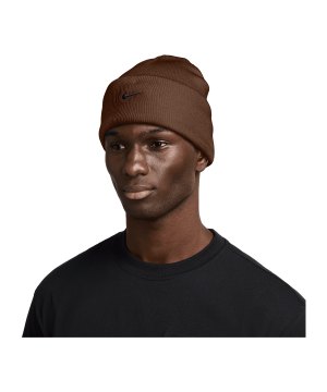nike-peak-beanie-braun-f259-hf0187-lifestyle_front.png