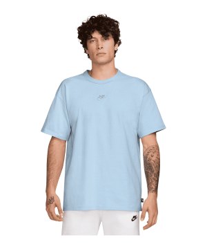 nike-premium-essential-t-shirt-blau-f442-do7392-lifestyle_front.png