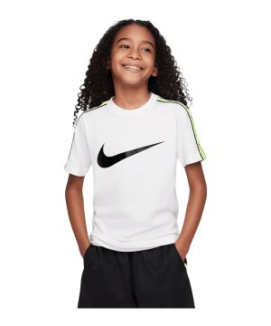 nike-repeat-t-shirt-weiss-f122-dz5628-lifestyle_front.png