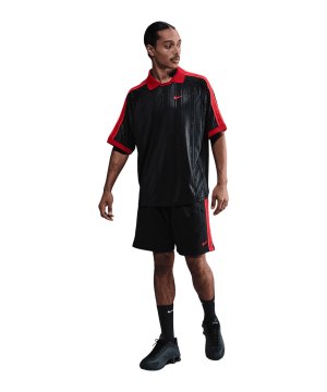 nike-solo-swoosh-short-schwarz-f010-ih4306-lifestyle_front.png