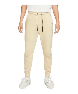 nike-tech-essentials-jogginghose-gold-f783-dx0826-lifestyle_front.png