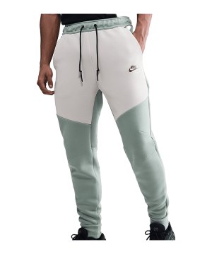 nike-tech-fleece-jogginghose-schwarz-f020-hv0959-lifestyle_front.png