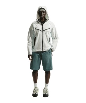 nike-tech-sweatshort-gruen-f382-if1304-lifestyle_front.png