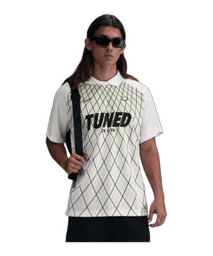 nike-tn-t-shirt-weiss-f100-hv6518-lifestyle_front.png