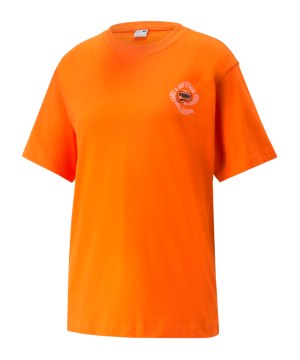 puma-downtown-relaxed-graphic-t-shirt-damen-f23-539724-lifestyle_front.png