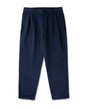stan-ray-twill-double-pleat-chino-blau-fnt-aw2000022-lifestyle_front.png