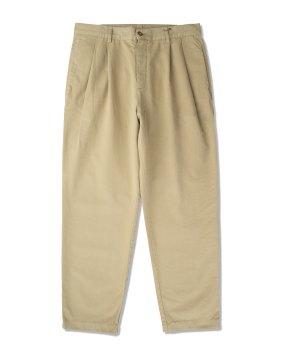 stan-ray-twill-double-pleat-chino-braun-fkt-aw2000022-lifestyle_front.png